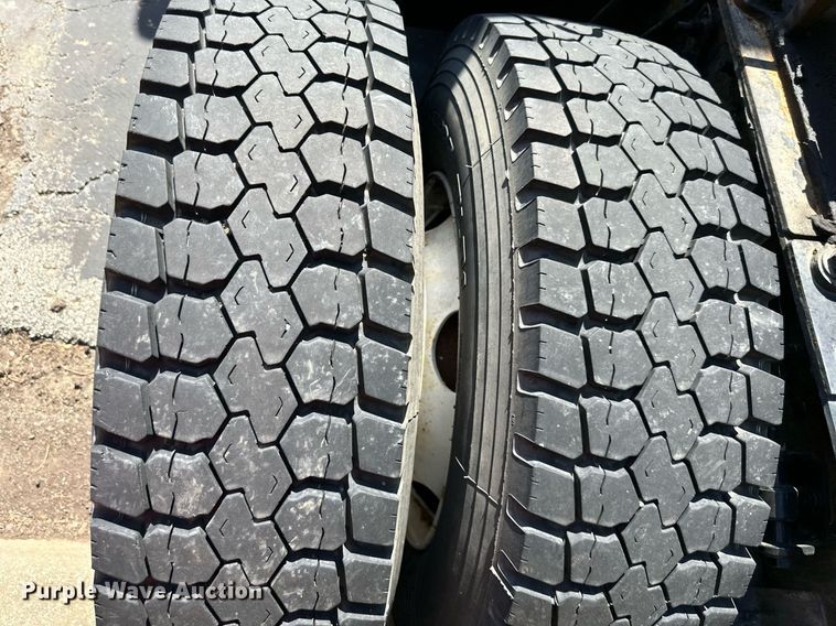 image for item DR2644 2006 International 8600 semi truck