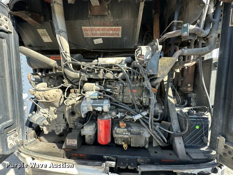 image for item DR2714 2005 Utility  3000R  refrigerated van trailer