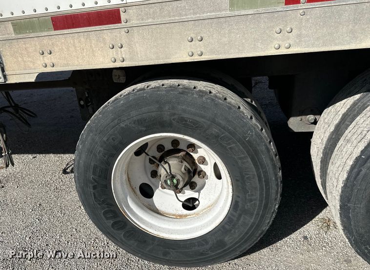 image for item DR2714 2005 Utility  3000R  refrigerated van trailer