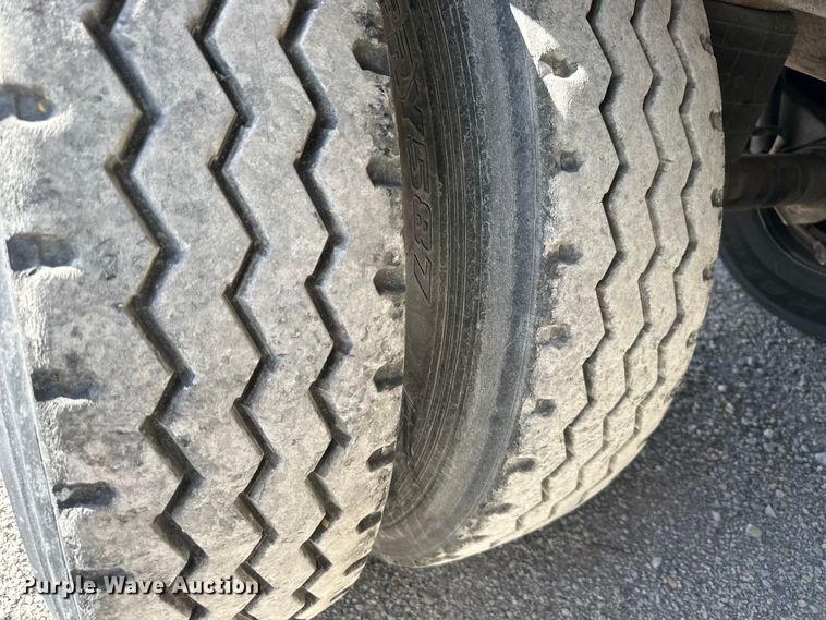 image for item DR2714 2005 Utility  3000R  refrigerated van trailer