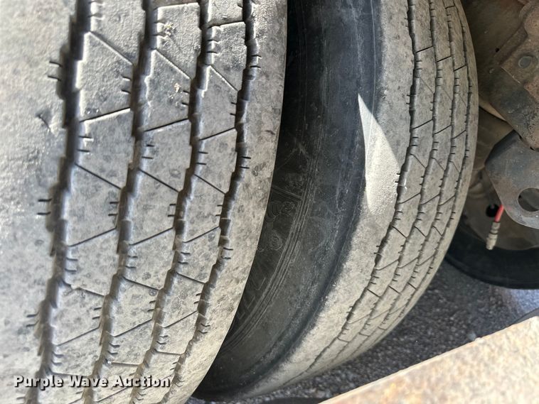 image for item DR2714 2005 Utility  3000R  refrigerated van trailer