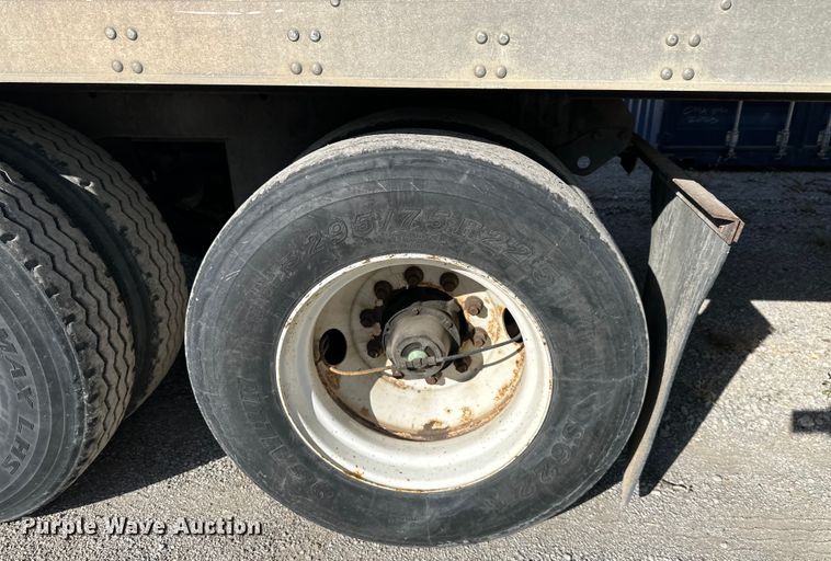 image for item DR2714 2005 Utility  3000R  refrigerated van trailer