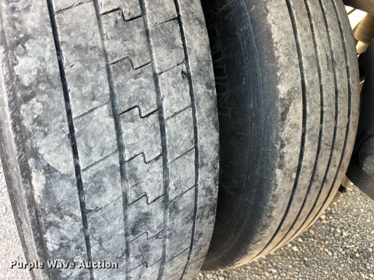 image for item DR2714 2005 Utility  3000R  refrigerated van trailer