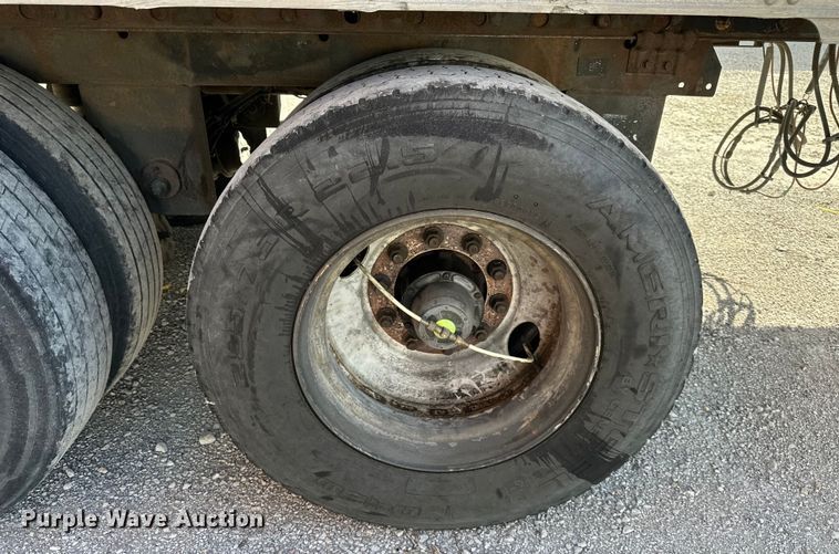 image for item DR2714 2005 Utility  3000R  refrigerated van trailer