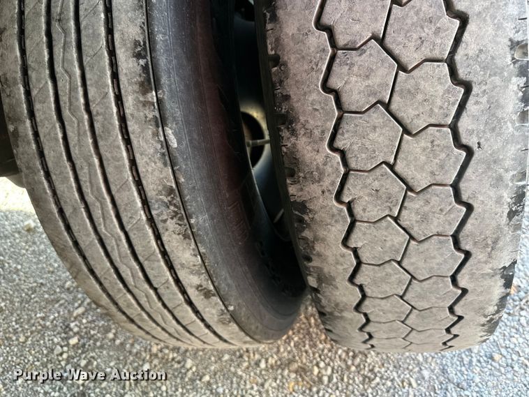 image for item DR2714 2005 Utility  3000R  refrigerated van trailer