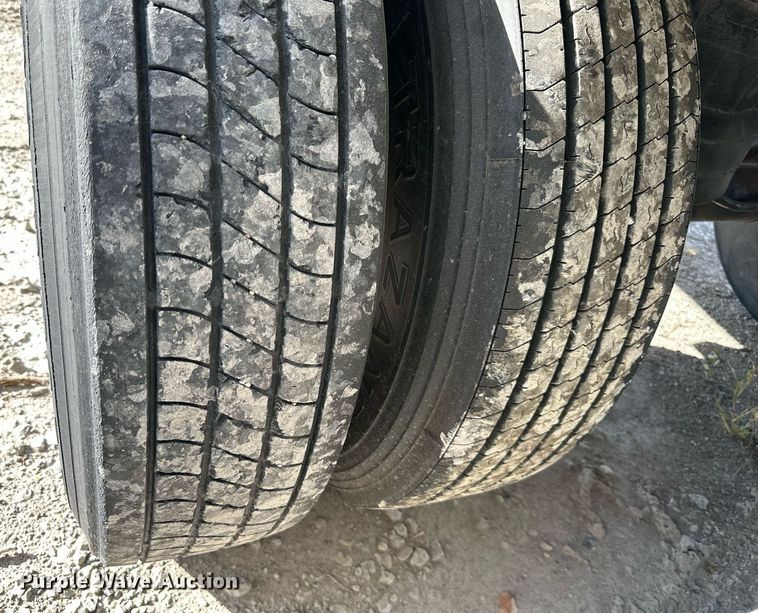 image for item DR2715 2005 Utility 3000R refrigerated van trailer