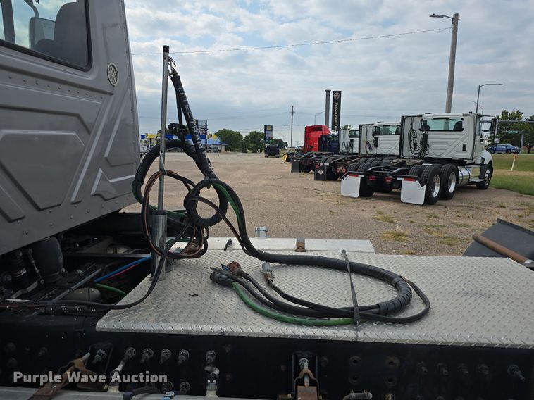 image for item DS4813 2014 International Eagle ProStar semi truck