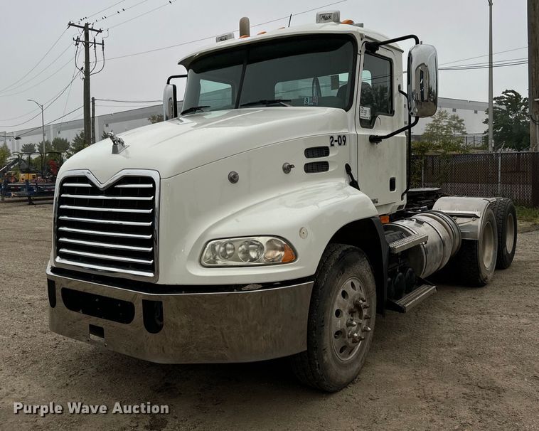 image for item DT2001 2009 Mack  CUX613 semi truck