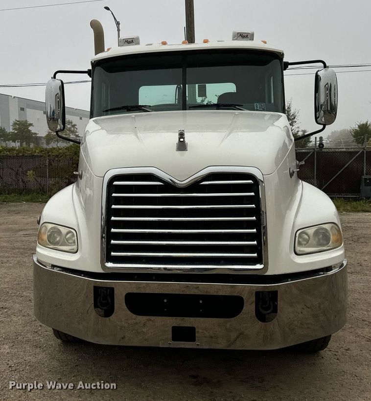 image for item DT2001 2009 Mack  CUX613 semi truck