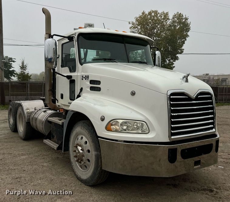 image for item DT2001 2009 Mack  CUX613 semi truck