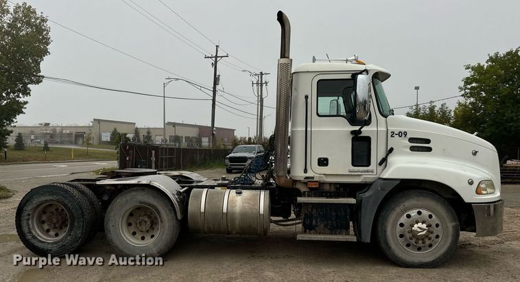 image for item DT2001 2009 Mack  CUX613 semi truck