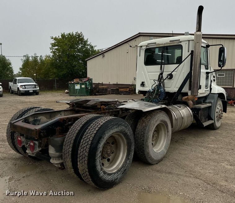image for item DT2001 2009 Mack  CUX613 semi truck