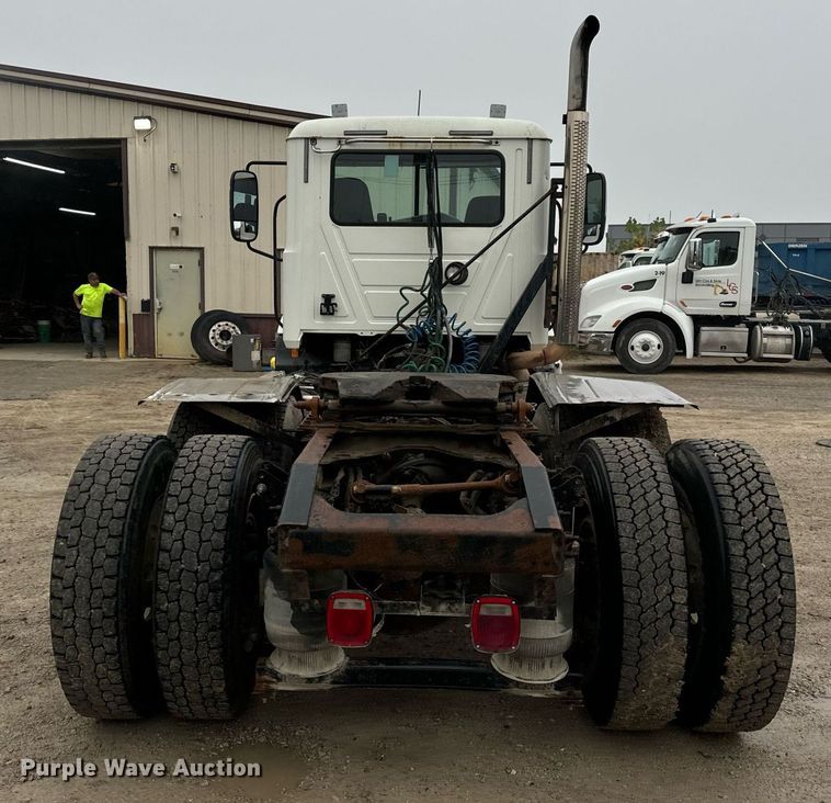 image for item DT2001 2009 Mack  CUX613 semi truck