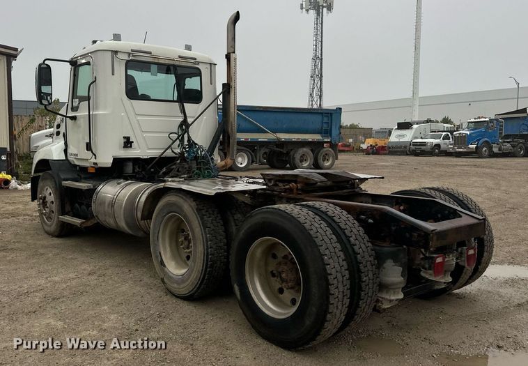 image for item DT2001 2009 Mack  CUX613 semi truck