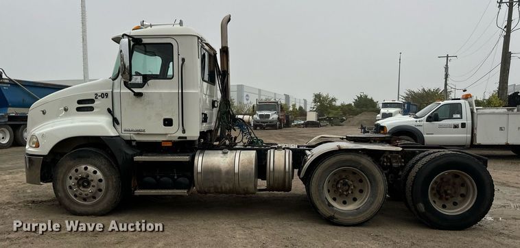 image for item DT2001 2009 Mack  CUX613 semi truck