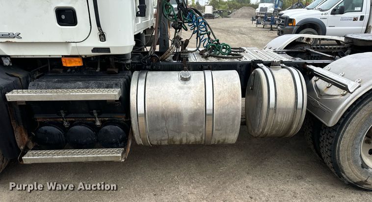 image for item DT2001 2009 Mack  CUX613 semi truck