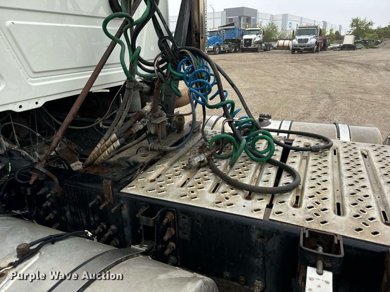 image for item DT2001 2009 Mack  CUX613 semi truck