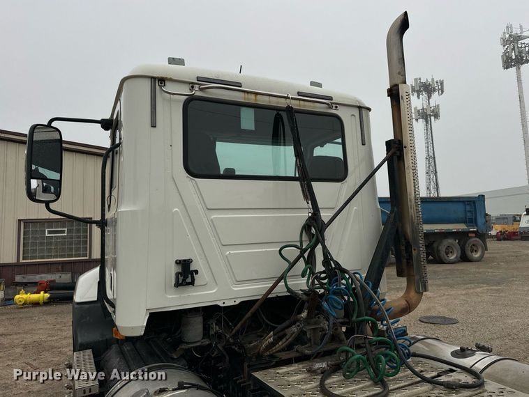 image for item DT2001 2009 Mack  CUX613 semi truck