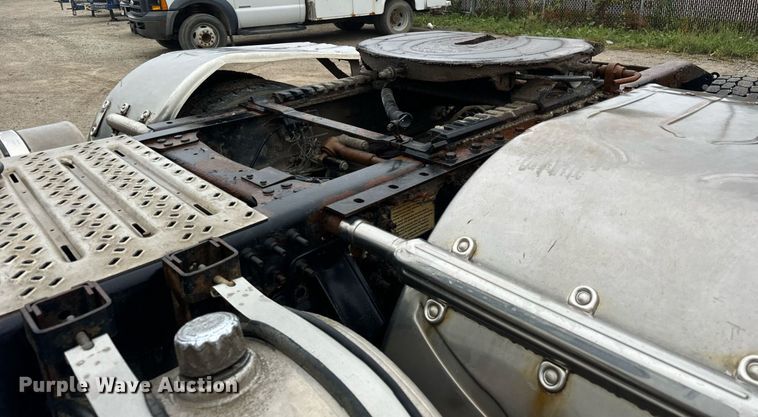 image for item DT2001 2009 Mack  CUX613 semi truck