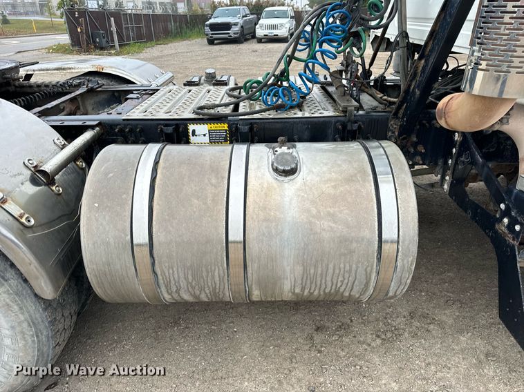 image for item DT2001 2009 Mack  CUX613 semi truck