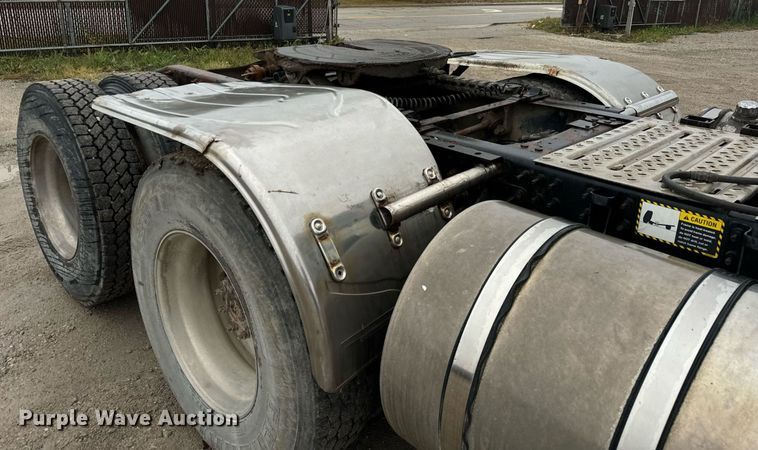 image for item DT2001 2009 Mack  CUX613 semi truck