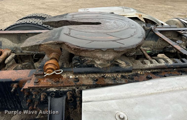 image for item DT2001 2009 Mack  CUX613 semi truck