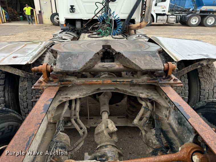 image for item DT2001 2009 Mack  CUX613 semi truck