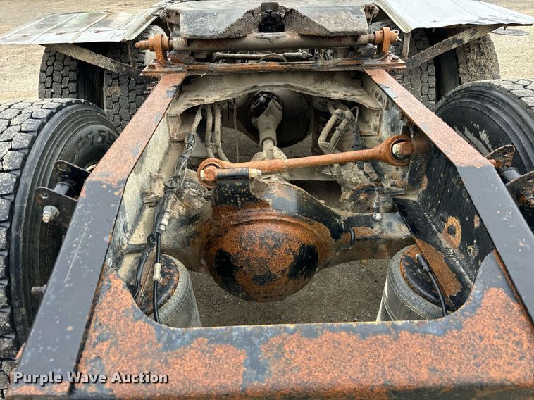 image for item DT2001 2009 Mack  CUX613 semi truck