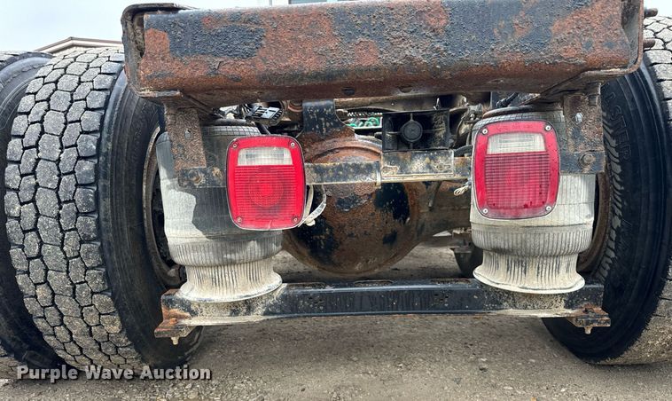 image for item DT2001 2009 Mack  CUX613 semi truck