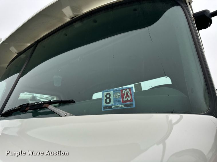 image for item DT2001 2009 Mack  CUX613 semi truck