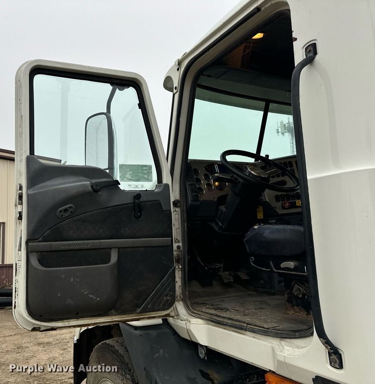 image for item DT2001 2009 Mack  CUX613 semi truck