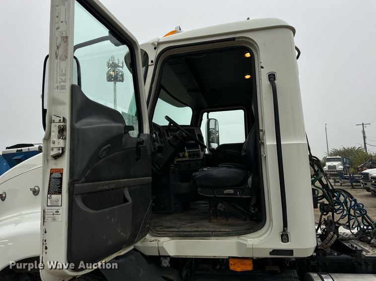 image for item DT2001 2009 Mack  CUX613 semi truck