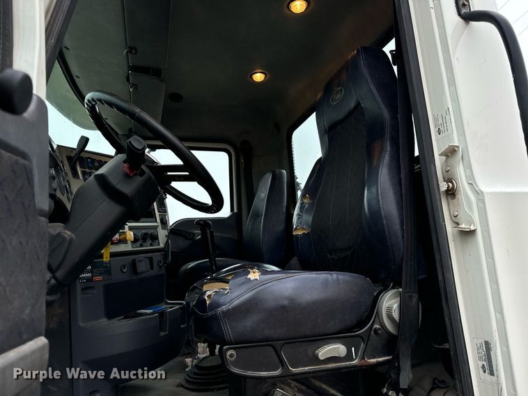 image for item DT2001 2009 Mack  CUX613 semi truck