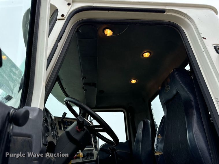 image for item DT2001 2009 Mack  CUX613 semi truck