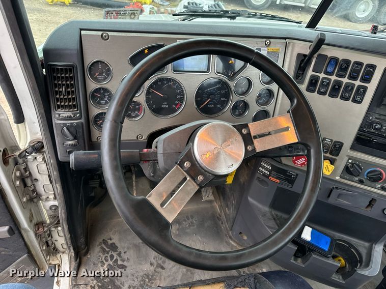 image for item DT2001 2009 Mack  CUX613 semi truck