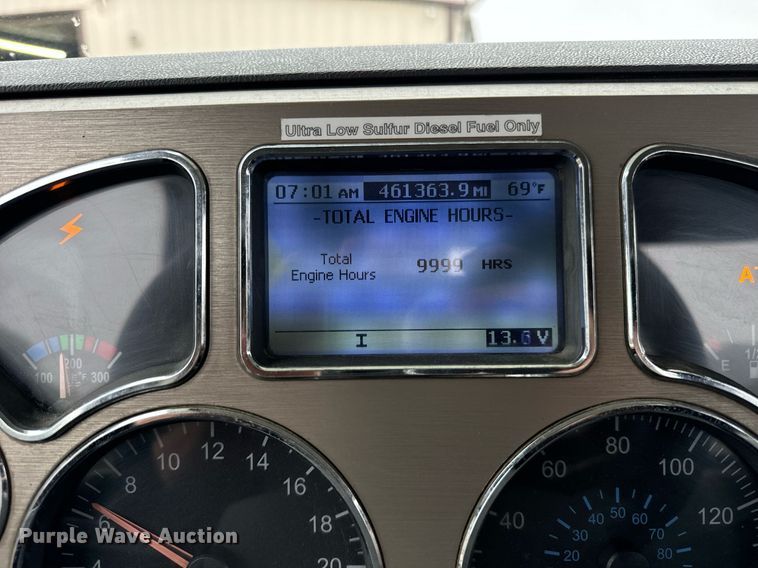 image for item DT2001 2009 Mack  CUX613 semi truck