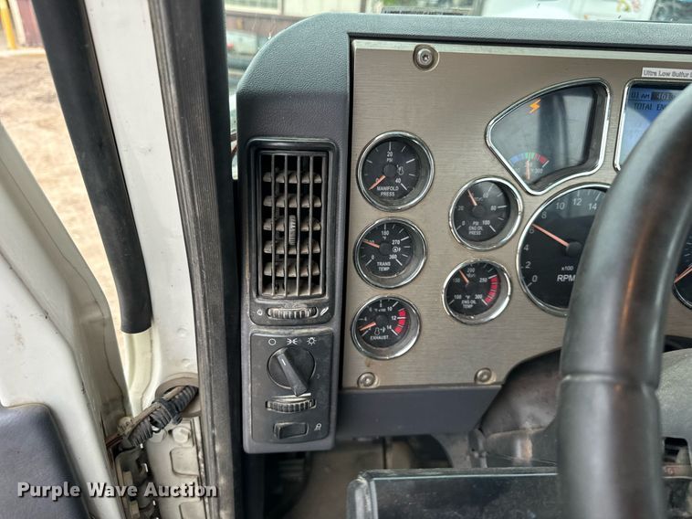 image for item DT2001 2009 Mack  CUX613 semi truck