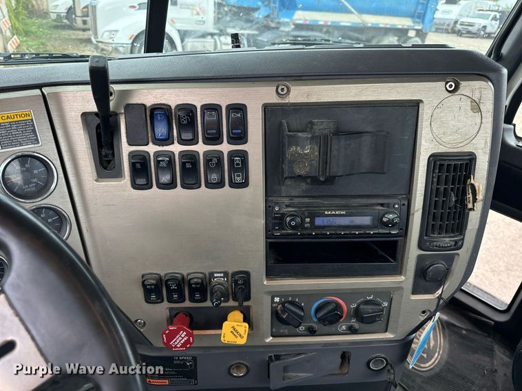 image for item DT2001 2009 Mack  CUX613 semi truck