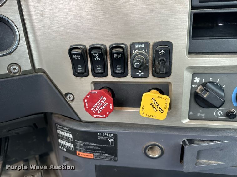 image for item DT2001 2009 Mack  CUX613 semi truck