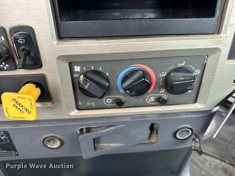 image for item DT2001 2009 Mack  CUX613 semi truck