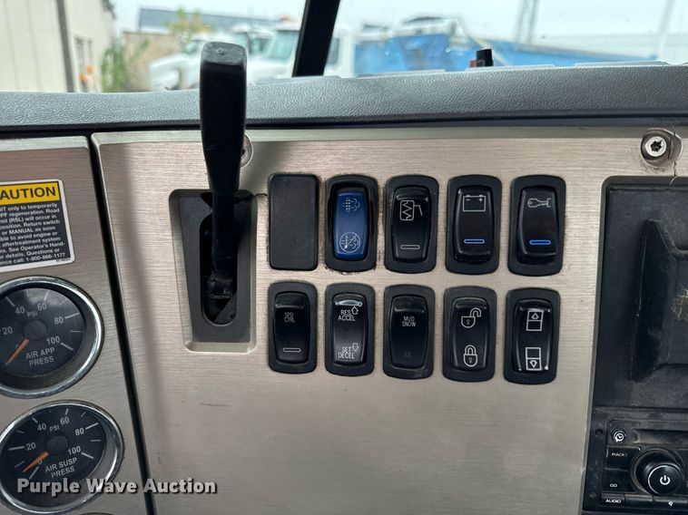 image for item DT2001 2009 Mack  CUX613 semi truck