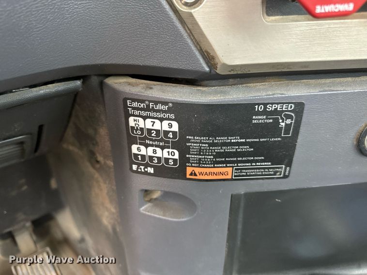 image for item DT2001 2009 Mack  CUX613 semi truck