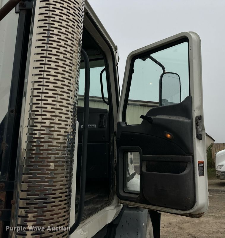 image for item DT2001 2009 Mack  CUX613 semi truck