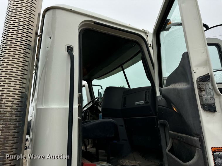 image for item DT2001 2009 Mack  CUX613 semi truck