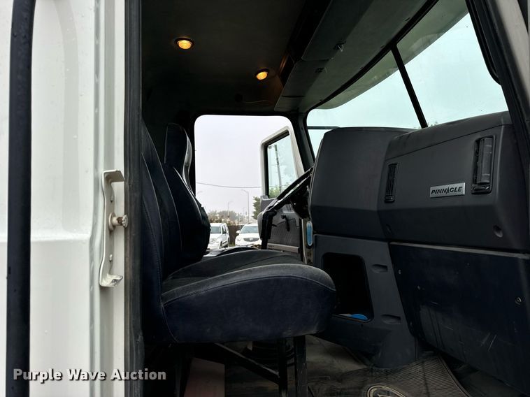 image for item DT2001 2009 Mack  CUX613 semi truck