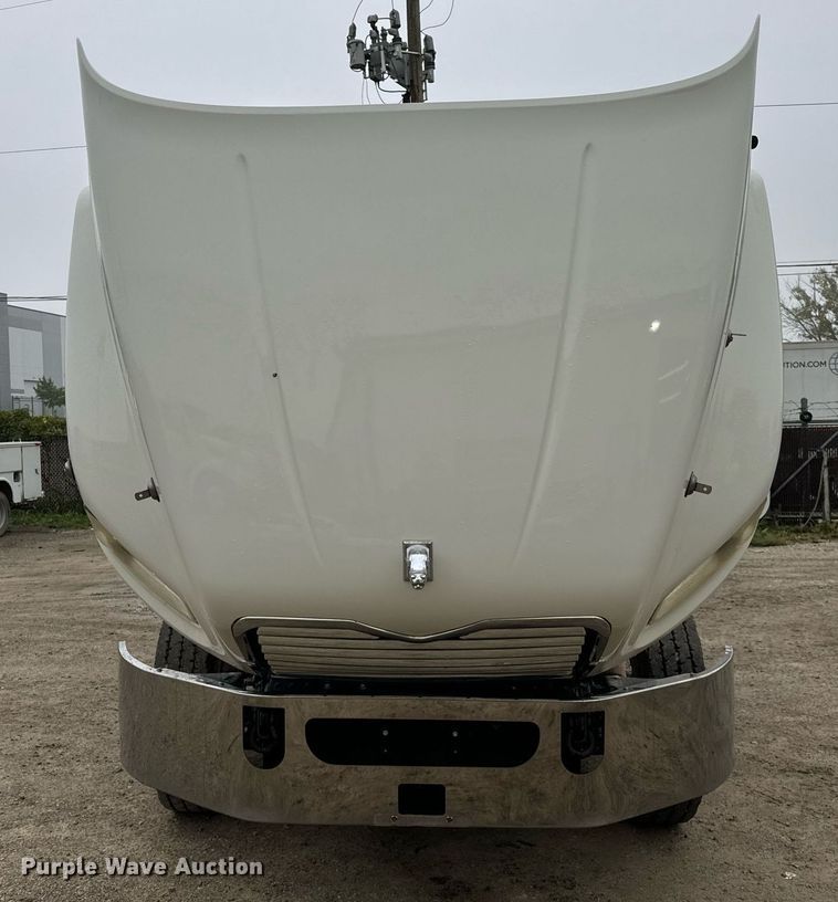 image for item DT2001 2009 Mack  CUX613 semi truck