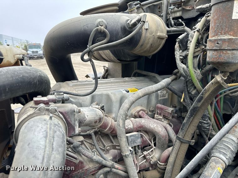 image for item DT2001 2009 Mack  CUX613 semi truck