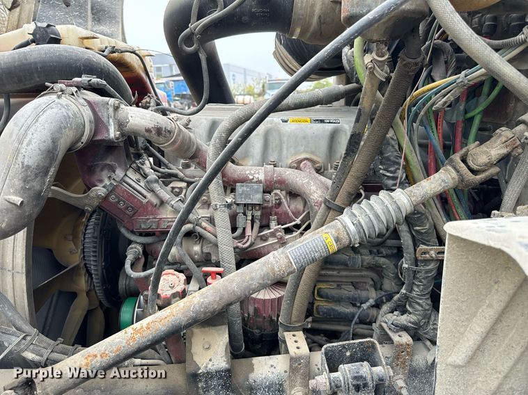 image for item DT2001 2009 Mack  CUX613 semi truck