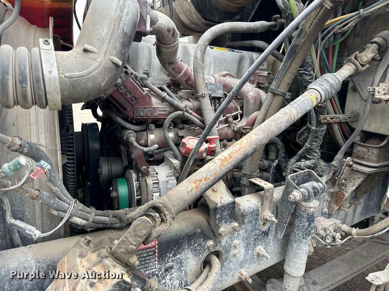 image for item DT2001 2009 Mack  CUX613 semi truck