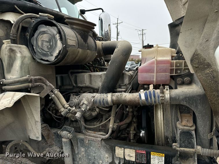 image for item DT2001 2009 Mack  CUX613 semi truck